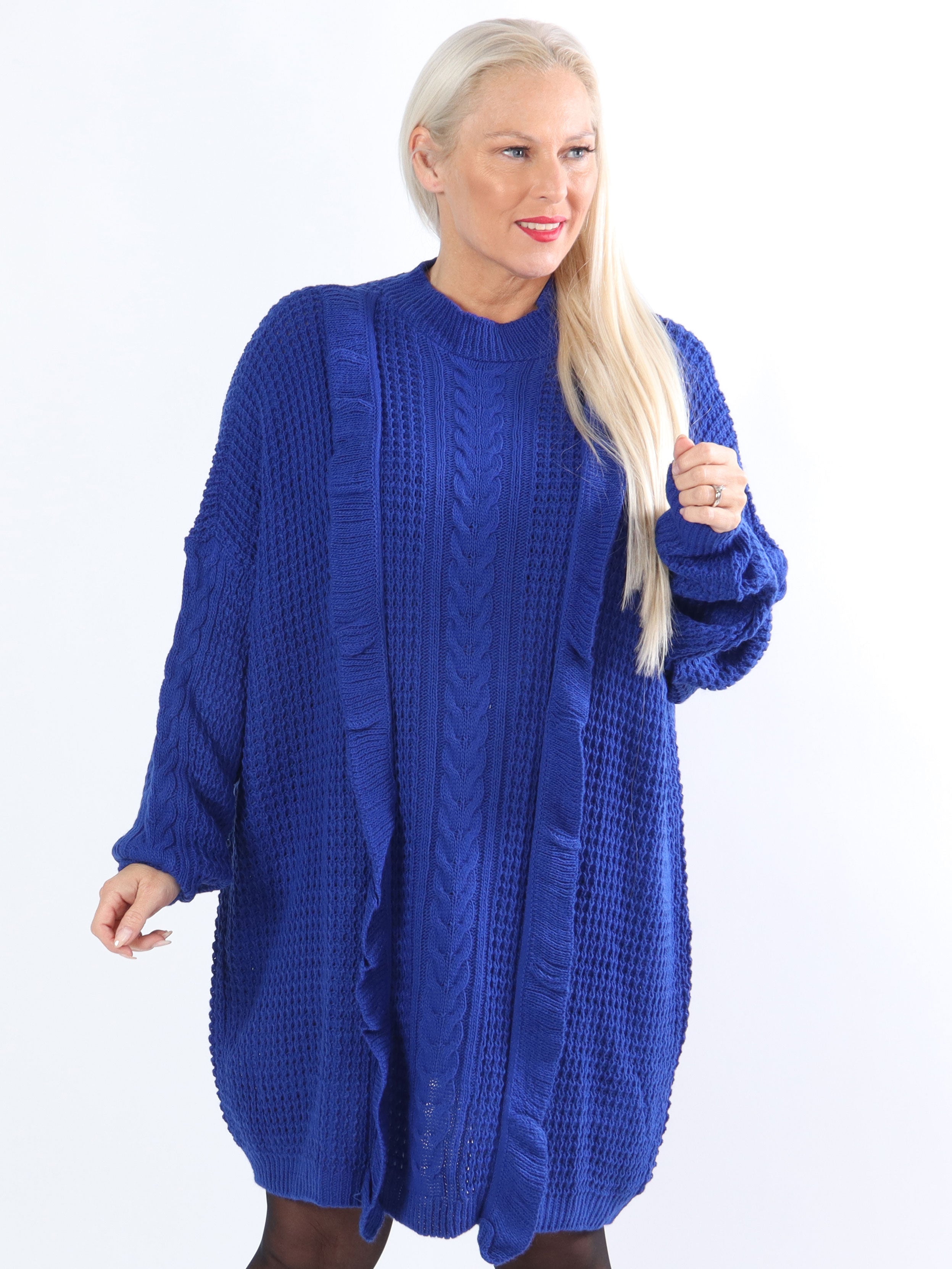 Lalisa - Strikkjole i plus size med kabelstrik og flæser